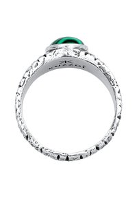 Anello in argento con una fascia testurizzata e ornata, caratterizzato da una pietra verde a forma di cupola sulla parte superiore. L'interno è inciso con il nome del marchio "Kuzzor."