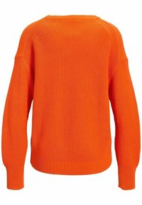 Jasnopomarańczowy sweter z dzianiny z prążkowanymi mankietami i dołem. Posiada luźny krój oraz teksturowany materiał w klasycznym designie z okrągłym dekoltem.