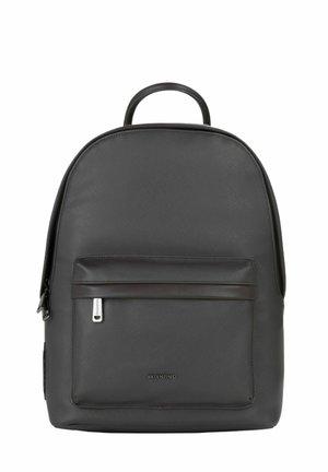 Schwarzer Leder-Rucksack von Valentino mit vorderer Reißverschlusstasche und einem oberen Tragegriff, dargestellt vor weißem Hintergrund.