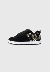 Svarte semskede sneakers med hvit mellomsåle, med leopardmønster og svarte snøring. Rund tå og polstret krage.