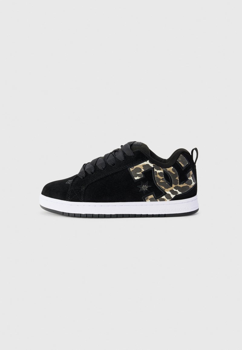 Svarte semskede sneakers med hvit mellomsåle, med leopardmønster og svarte snøring. Rund tå og polstret krage.