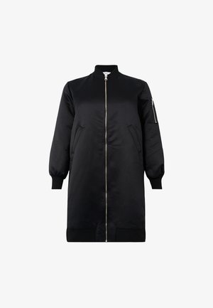 Lang sort polstret bomberjakke med frontlynlås, sidelommer, ribbede manchetter og kant samt en lynlåslomme på venstre ærme.