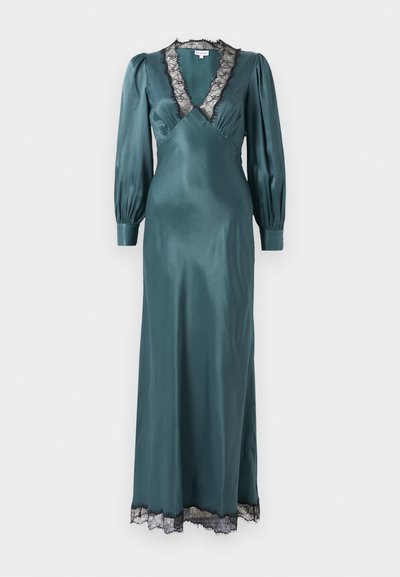 Teal satin maxi-jurk met een diepe V-hals, lange pofmouwen en zwarte kant langs de halslijn en zoom. Zachte textuur.