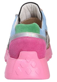 Bunte Sneaker von der Ferse betrachtet mit pinker Sohle, grünem und pinkem Wildleder, hellblauem Stoff und einem reflektierenden silbernen Streifen.