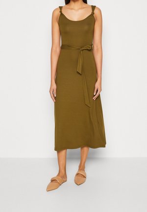 Olivgrünes, knielanges Kleid mit tailliertem Oberteil, geknoteten Schulterträgern und einem passenden gebundenen Taillengürtel. Weicher, glatter Stoff.