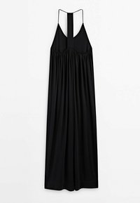 Robe maxi noire sans manches avec taille froncée et fines bretelles formant un détail en forme de T dans le dos sur fond blanc.