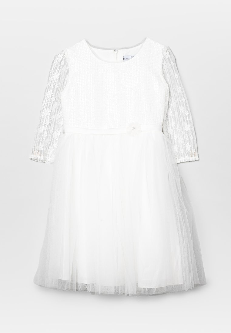Robe blanche avec un corsage en sequins, de longues manches transparentes et une jupe en tulle. Comprend un accent floral décoratif à la taille.
