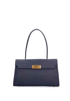 Borsa a mano in pelle blu navy con superficie testurizzata, forma strutturata, manico singolo superiore e chiusura rettangolare dorata con meccanismo a scatto.