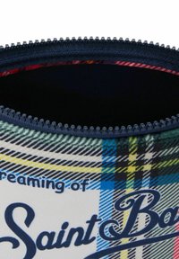 Sacca di tessuto non zipata con zipper blu, motivo a quadri in verde, blu, giallo e nero, e testo che legge parzialmente "Saint Ba" su sfondo bianco.