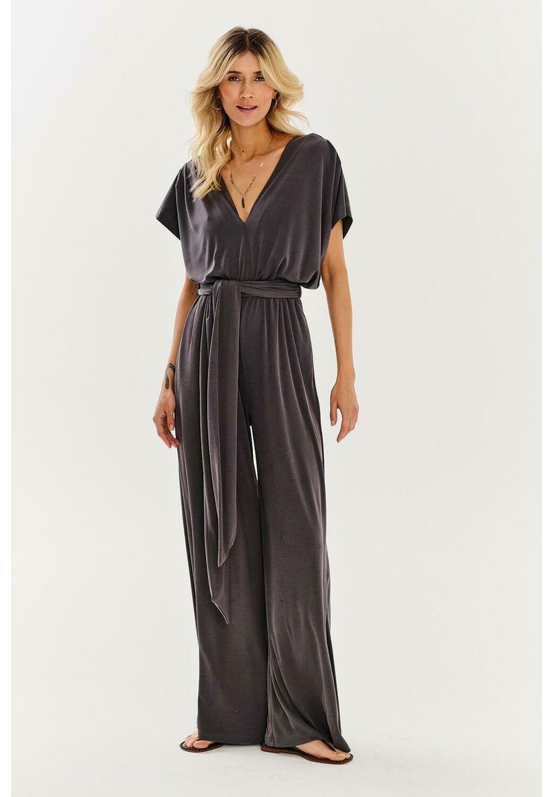 Sivý overal s širokými nohavicami, krátkymi rukávmi, hlbokým V-výstrihom a opaskom v páse. Hladká tkanina s jemnou textúrou.