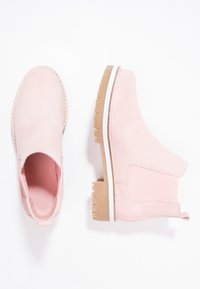 Różowe zamszowe botki za kostkę z elastycznymi panelami bocznymi, zaokrąglonym noskiem i ząbkowaną gumową podeszwą. Minimalistyczny design w stylu slip-on.