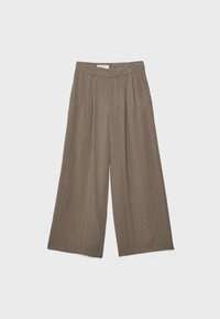 Pantalon marron à jambes larges, taille haute, plis devant, passants de ceinture et poches latérales, présenté sur un fond uni.