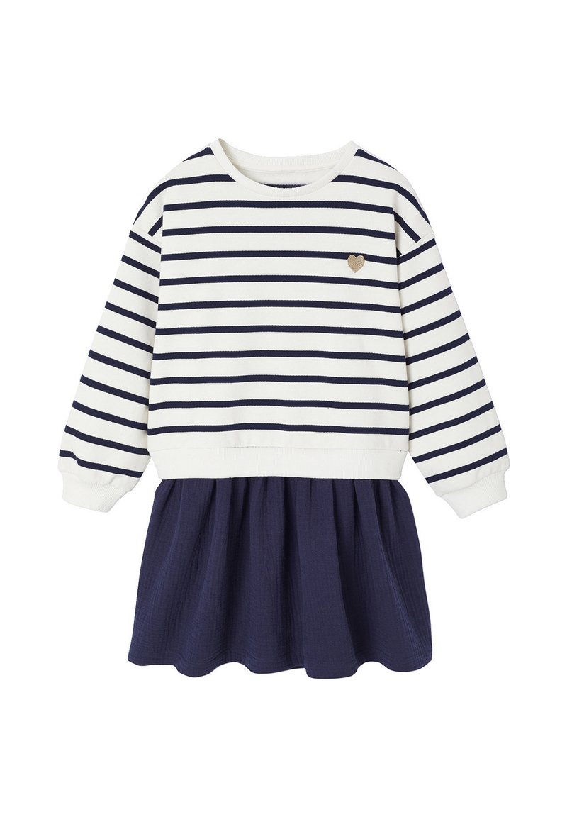 Gestreiftes Strickkleid mit weißem Oberteil und marineblauem Rock, aus texturiertem Baumwollstoff und mit einem kleinen Herzsymbol auf der Brust.