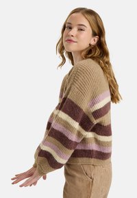 Garnpakket genser i beige, med horisontale striper i nyanser av brunt, rosa og krem, med en løs passform og ribbestrikket tekstur.