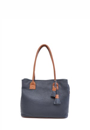 Donkerblauwe leren tas met textuur, afgewerkt met bruin leren accenten en franjes; heeft twee stevige handvatten en een ruime binnenkant.