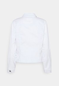 Vista trasera de una chaqueta de denim blanca lisa con mangas largas y puños abotonados sobre un fondo claro.