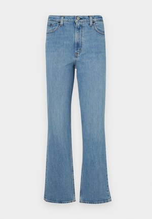 Jean en denim bleu clair évasés avec une taille haute, comportant cinq poches, des passants de ceinture et une finition délavée.