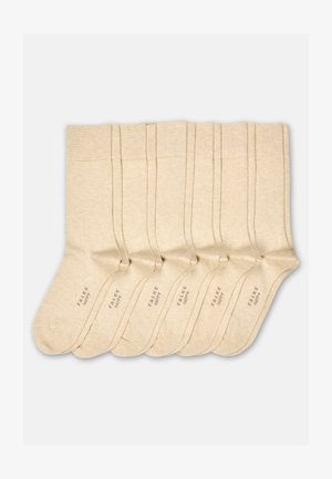 Sechs Paare beige Knöchelsocken nebeneinander angeordnet, jeweils mit dem Schriftzug "FALKE HAPPY" in der Nähe des Zehenbereichs.