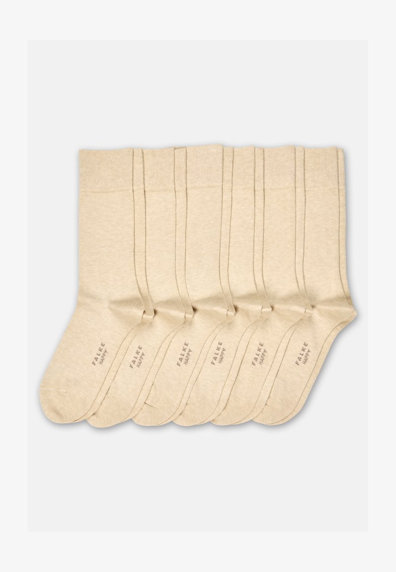 Zes paar beige enkelsokken naast elkaar gelegd, elk met de tekst "FALKE HAPPY" gedrukt bij het teengebied.