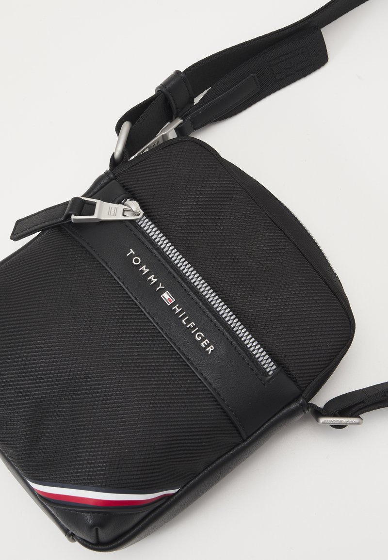 tommy hilfiger 1985 mini reporter bag