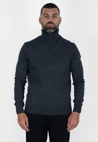 Maglione a collo alto grigio scuro in tessuto lavorato a maglia, con polsini e orlo a coste. Design aderente con una texture liscia.