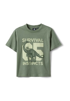 Olivgrünes T-Shirt mit kurzen Ärmeln, mit Grafik eines langhalsigen Dinosauriers und Text "SURVIVAL 65 INSTINKTE" in Cremefarbe.