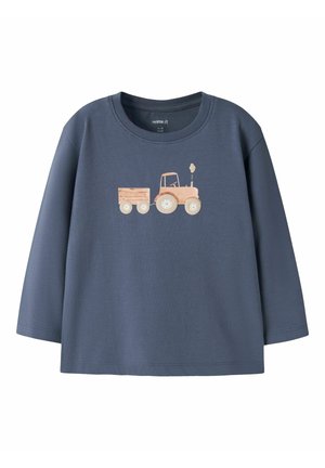 Granatowy, długi rękaw koszulki dla malucha z grafiką beżowo-brązowego traktora i przyczepy na środku przodu.
