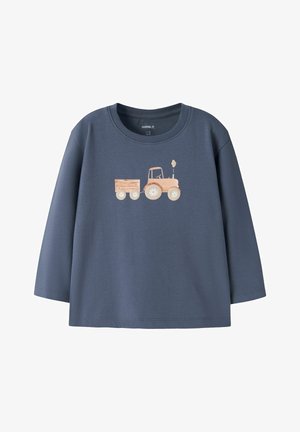 Tmavě modré tričko s dlouhým rukávem pro batolata s béžovým a hnědým obrázkem traktoru a přívěsu uprostřed na přední straně.