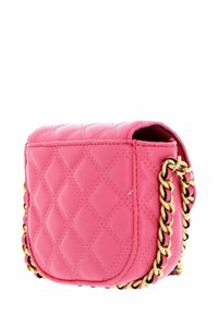 Sac à main en cuir matelassé rose avec bandoulière chaîne dorée, bords arrondis et motif de piqûres en losange sur fond blanc.