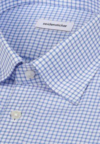 Jasnoniebiesko-biała koszula w kratę z kołnierzykiem zapinanym na guziki, wykonana z tkaniny o miękkiej fakturze, z wyrazistą metką seidensticker.