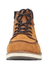 Bruine leren enkelboots met ronde neus, gestructureerd oppervlak, contrasterende stiksels en bruine veters. Voorzien van een rubberen zool en een zijklep.