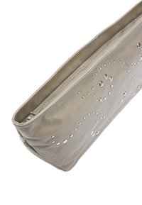 Szara skórzana kopertówka o płaskim designie, z zamknięciem na zamek i dekoracyjnymi metalowymi ćwiekami ułożonymi w falisty wzór.