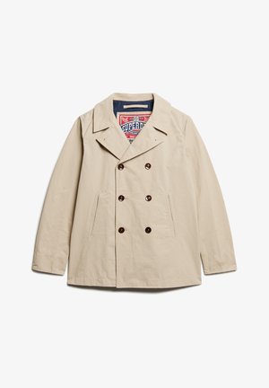 Beżowa dwurzędowa kurtka uszyta z lekkiego materiału. Posiada duże brązowe guziki, dwie boczne kieszenie i granatową podszewkę z logo.