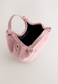 Roosa kunstkarusnahast kott siledate nahast detailidega, struktureeritud kujuga ja musta sisemusega. Varustatud peidetud magnetlukkude ja kuldsete metallosadega.