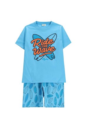 Jasnoniebieska koszula z krótkim rękawem z napisem „Ride the Wave” i grafiką deski surfingowej, w połączeniu z dopasowanymi niebieskimi szortami z wzorem desek surfingowych.