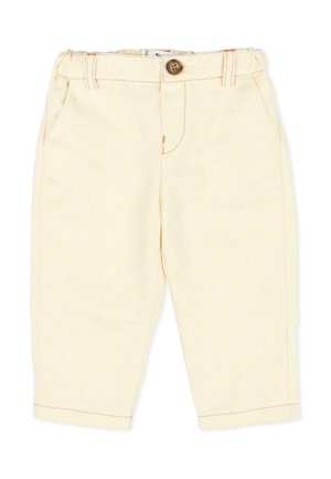 Pantalones beige para niños pequeños con cierre de botón, trabillas para cinturón, bolsillos laterales y dobladillos cosidos, mostrados sobre un fondo blanco.
