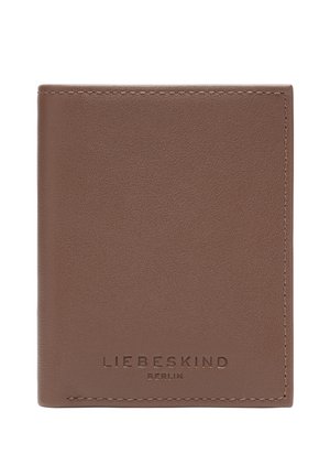 Portafoglio in pelle marrone con texture liscia, marchio a rilievo e design semplice e rettangolare. Cuciture a contrasto lungo i bordi.