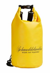 Žlutý vodotěsný batoh s rolovacím uzávěrem, černými nastavitelými popruhy a potištěným logem na přední straně, se hladkým povrchem po celém obvodu.