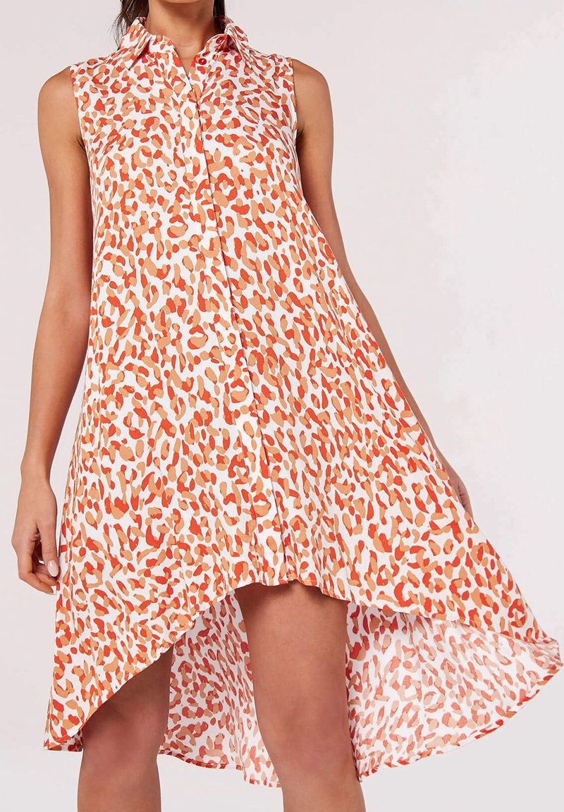 Robe sans manches à col, imprimé léopard abstrait orange et beige, boutonnée devant et à ourlet asymétrique révélant une jambe.