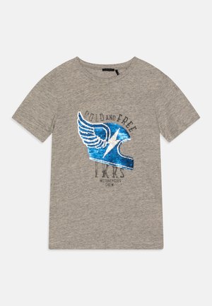 Szara koszulka z krótkim rękawem z niebieską grafiką skrzydlatego kasku motocyklowego oraz tekstem "Bold and Free" i "Motorcycles Crew" z przodu.