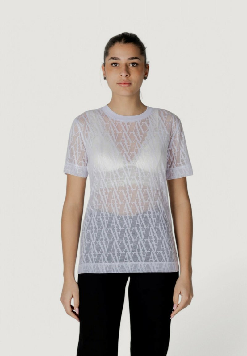 T-shirt trasparente e bianco con maniche corte e motivo geometrico. Presenta un colletto rotondo e un tessuto leggero e testurizzato.