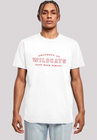 Balta medvilninė marškinėliai su raudonu tekstu, kuris teigia "PRIKLAUSO WILDCATS EAST HIGH SCHOOL." Apvalus kaklas ir trumpi rankoviai.
