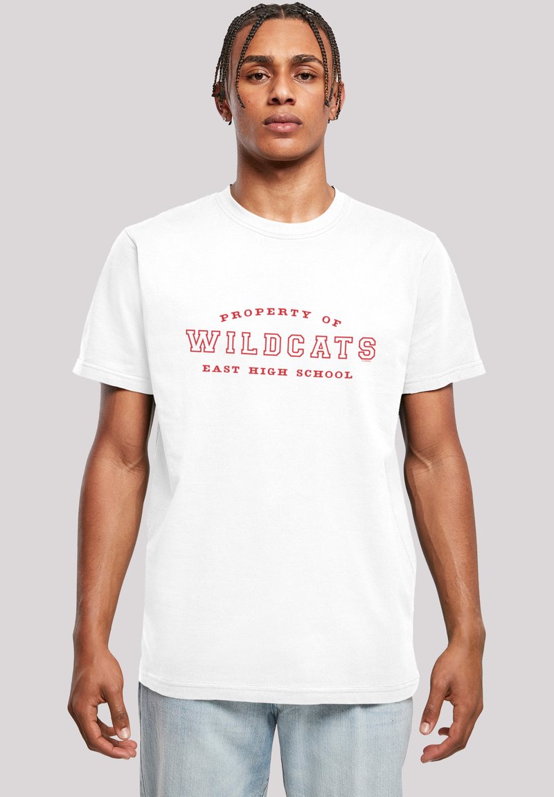 Balta medvilninė marškinėliai su raudonu tekstu, kuris teigia "PRIKLAUSO WILDCATS EAST HIGH SCHOOL." Apvalus kaklas ir trumpi rankoviai.