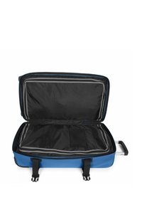 Valigia rigida di colore blu con interno nero. Caratterizzata da doppia cerniera, tasca in rete e cinghie nere. Aperta, rivela un'ampia area di stoccaggio.