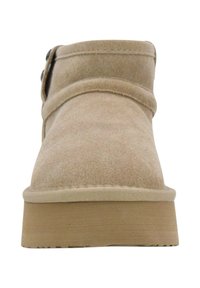Stivaletti ankle in suede beige con punta tonda e suola piatta bassa e testurizzata. Presentano un dettaglio con bottone laterale per la regolazione.