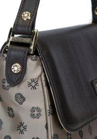 Borsa a tracolla in pelle marrone con un corpo in tessuto beige a motivo. Presenta una chiusura a pattina, accessori in oro e un accento con logo su un rivetto in metallo.