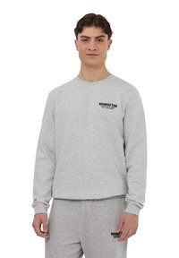 Felpa in cotone grigia con maniche lunghe, scollo rotondo e logo testuale nero "MANHATTAN" sul petto. Tessuto liscio, vestibilità comoda.