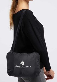 Czarna pikowana torba na ramię z satynowym wykończeniem, z białym logo "DreiMaster" z przodu. Miękka tekstura i prostokątny kształt.