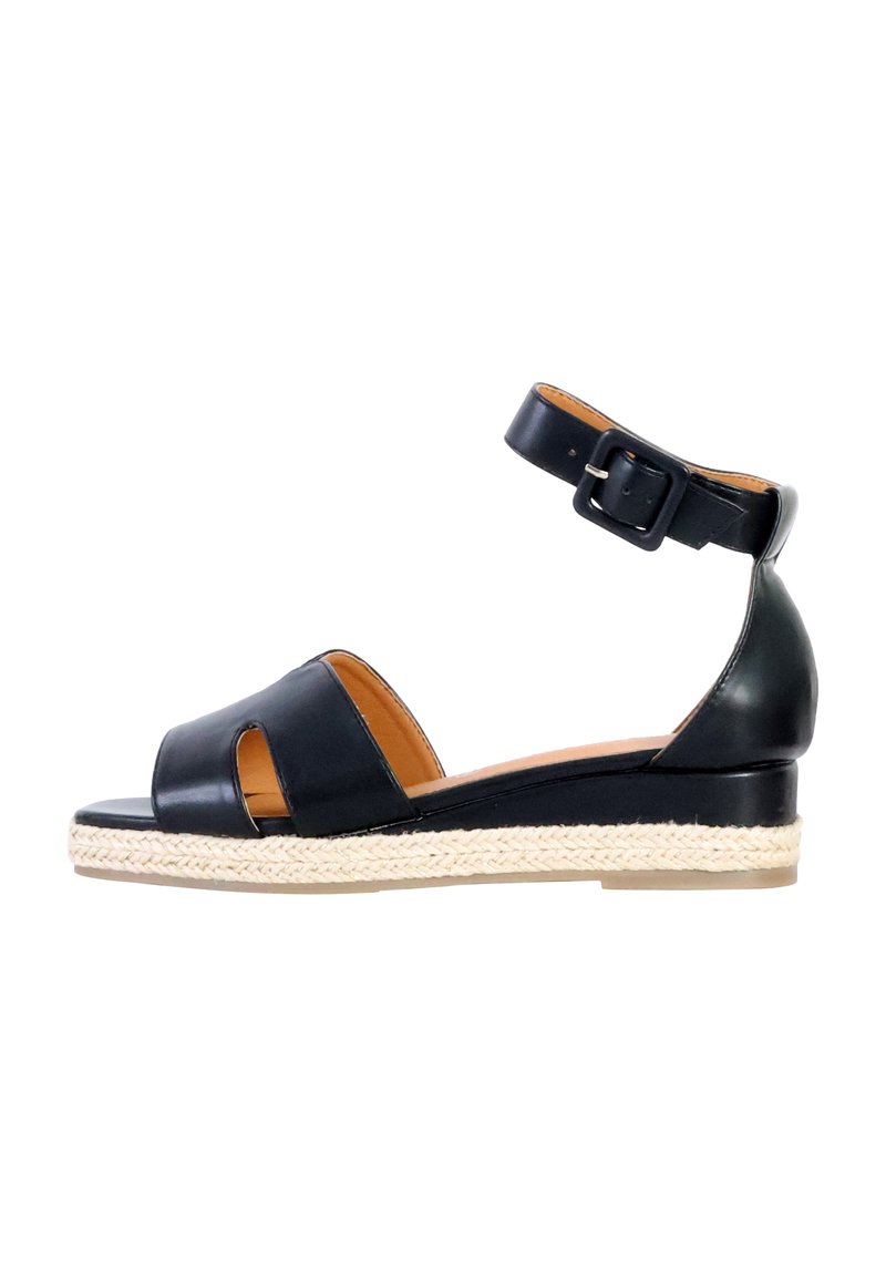 Sandale espadrille en cuir noir avec bout ouvert et découpes sur les côtés. Comprend une semelle en jute tressé et une sangle de cheville ajustable avec une boucle.