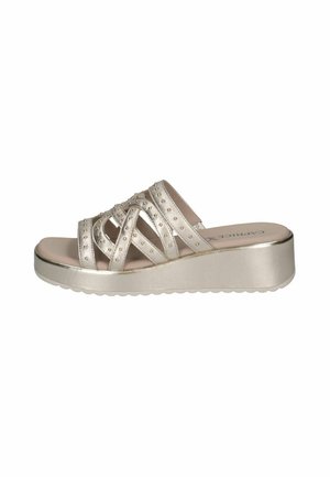 Damen Metallic-Gold Keilsandale mit gekreuzten Riemen und kleinen Nieten, Slip-On-Stil, flache Plateausohle.